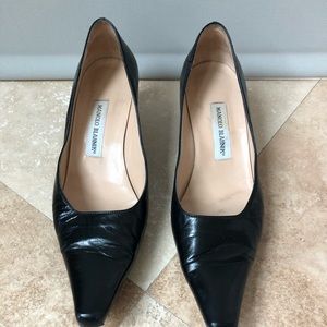 MANOLO BLAHNIK:  BLACK LEATHER PUMPS- 10.5 US